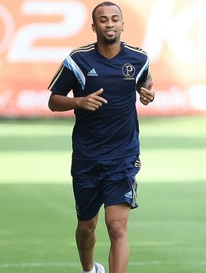 Com renovação arrastada, Wesley fica apto a assinar pré-contrato