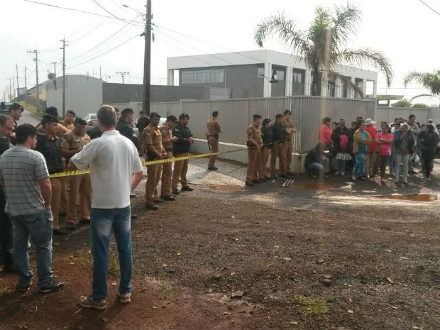 Familiares aguardam por informações nas proximidades da penitenciária  (Foto: Raquel Moraes / RPC TV)