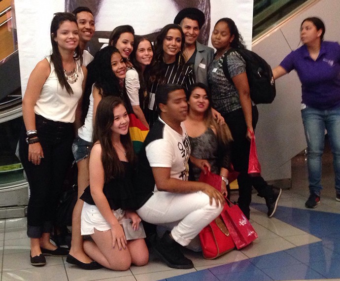 Anitta posou com os fãs durante a premiere de seu clipe (Foto: Tatiana Machado/Gshow)