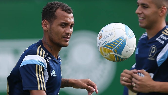 'Briga vai ser boa', diz Alan Patrick sobre concorrência no meio de campo