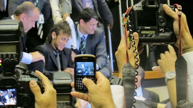 Neymar rouba a cena na Câmara dos Deputados (Foto: Felippe Costa / Globoesporte.com)