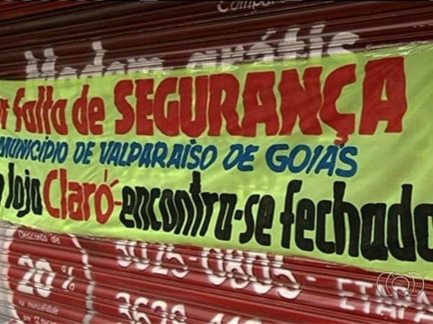 Comerciante coloca faixa na porta de loja fechada em Valparaíso de Goiás (Foto: Reprodução/ TV Anhanguera)