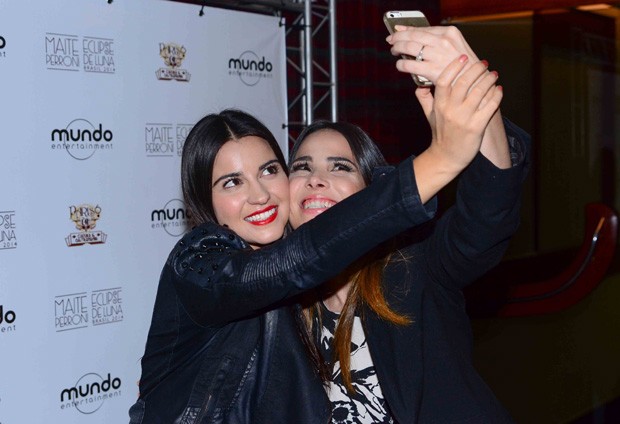 As duas fizeram selfies antes de entrar no palco (Foto: Leo Franco/AgNews)
