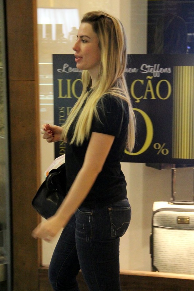 Fernanda Keulla em shopping do Rio (Foto: Marcus Pavão / AgNews)