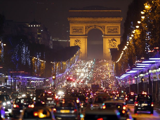 Avenida Champs Elysees decorada para o Natal 2013 (Foto: Charles Platiau/Reuters)