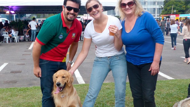 Teve até quem trouxe o auau 'melhor amigo' pra passear pela feira (Foto: Divulgação/RPC)