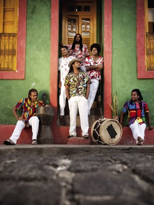 Grupo Bongar convoca a plateia a usar roupas coloridas na gravação do DVD (Foto: Divulgação/Beto Figueiroa)