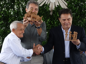 Severino Vitalino entrega peças de barros ao ministro da Saúde e ao governador de Pernambuco (Foto: Jael Soares/ G1)