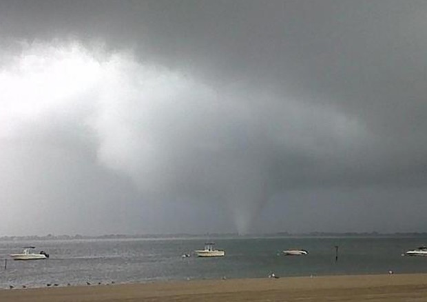 Imagem mostra a formação de um tornado em Breezy Point, no Queens neste sábado (8) (Foto: Joey Mure / AP)