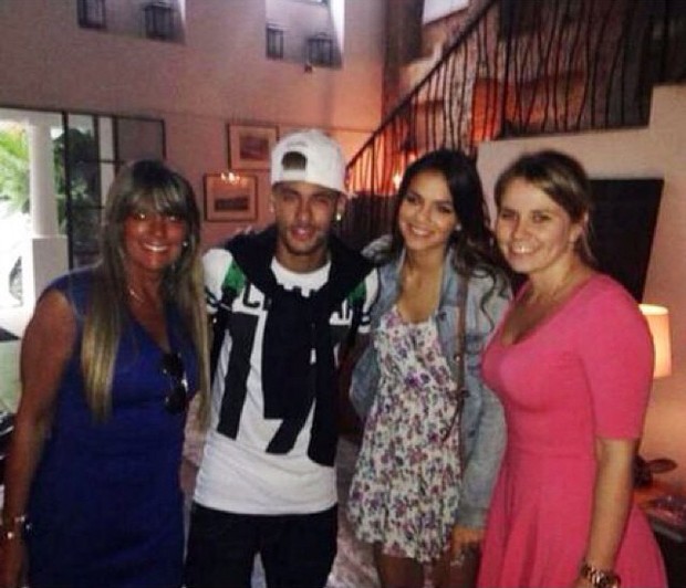 Neymar e Bruna Marquezine com fãs (Foto: Instagram / Reprodução)