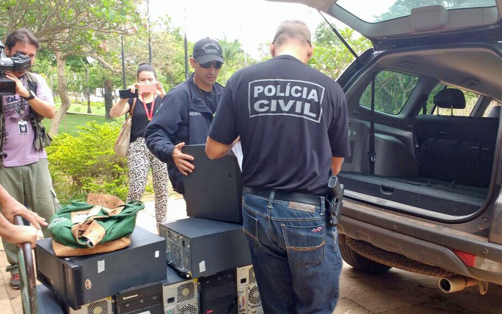 Policiais apreendem computadores na sede da Secretaria de Saúde, na Asa Norte, na terceira fase da operação Mr. Hyde (Foto: Mara Puljiz/TV Globo)