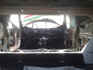 Carro foi incendiado na madrugada de quarta em Palhoça (14) (Foto: Naim Campos/RBS TV)