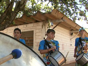 Bateria da Unidos do Morro ensaia desde outubro de 2014 (Foto: Reprodução/EPTV)