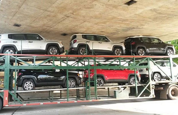 Caminhão que transportava unidades do Jeep Renegade entala no Recife (Foto: Reprodução)