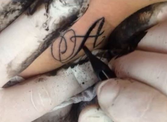 Rodrigo faz tatuagem de para Adriana (Foto: Instagram / Reprodução)