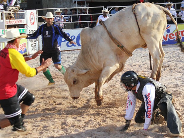 Adolescentes disputam chance de montar touros na arena de Barretos (Foto: Clayton Castelani/ G1)