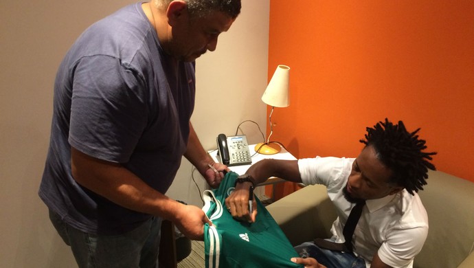 Zé Roberto se emociona com torcida e novo discurso: 