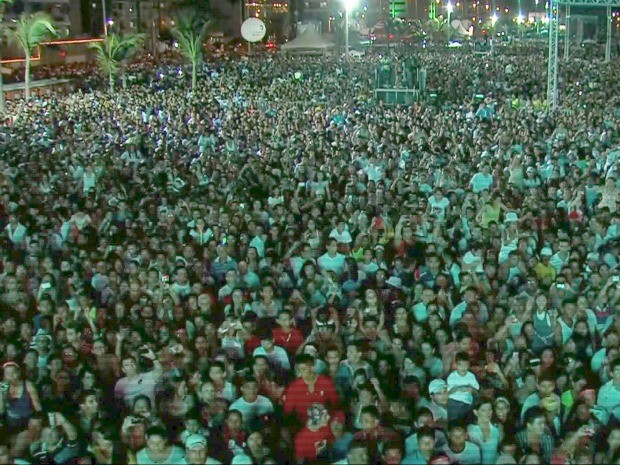 Cerca de um milhão de pessoas comparecem ao Aterro da Praia de Iracema, segundo estimativa da Polícia Militar (Foto: Rede Globo/Reprodução)
