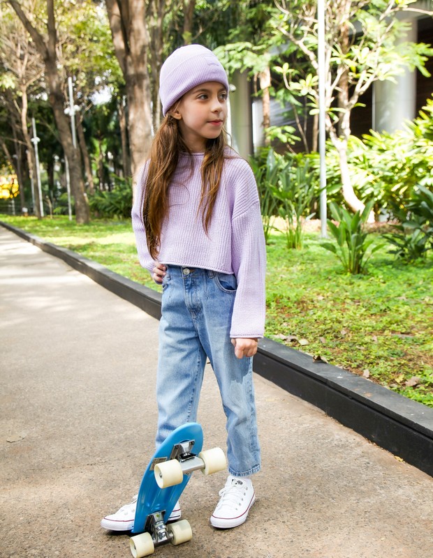 Duda, filha caçula de Henri Castelli, treina manobras no skate (Foto: Marcos Ribas/Brazil News)