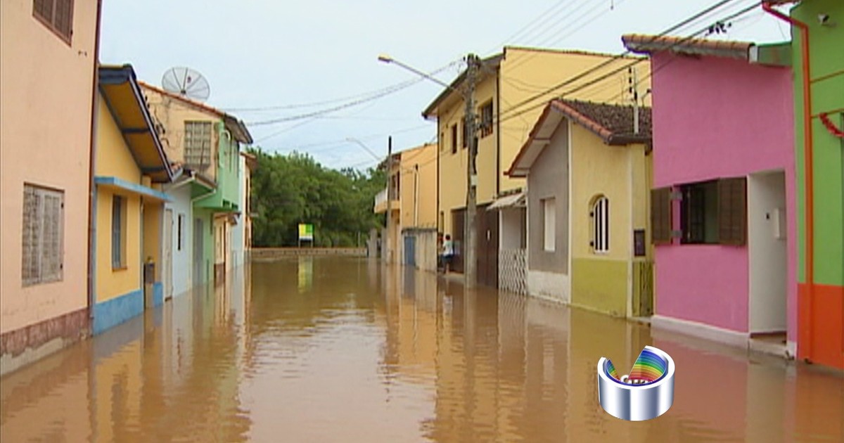 G1 - Rio sobe 4 metros em São Luiz do Paraitinga e água invade 30 casas