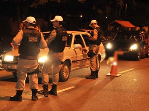 Blitze multaram 99 motoristas em R$ 1.915 em ações que aconteceram no bairro de Mangabeira e na Avenida Tancredo Neves (Foto: Divulgação/BPTran)