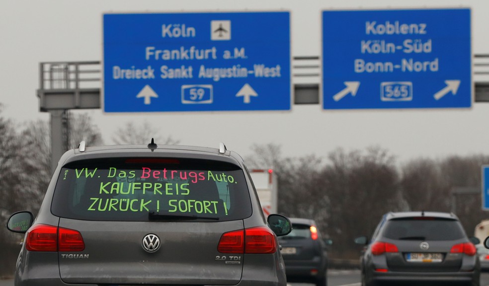Dono de VW Tigual diesel protesta contra escândalo de emissões (Foto: Wolfgang Rattay / Reuters)