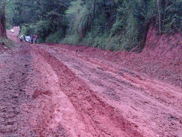 Chuva transforma estrada em lama e moradores ficam ilhados no Jaguari em São José  (Foto: Arquivo Pessoal/Patrícia Marques)