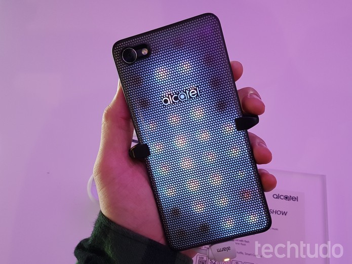 Alcatel A5 LED: traseira tem lâmpadas de LED que se iluminam conforme o ritmo da música (Foto: Thássius Veloso/TechTudo)