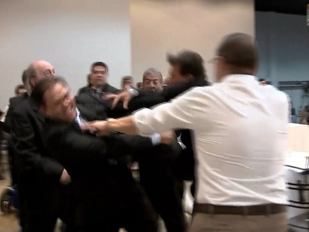 Vereadores trocaram socos durante posse em Catanduva (Foto: Reprodução/TV TEM)