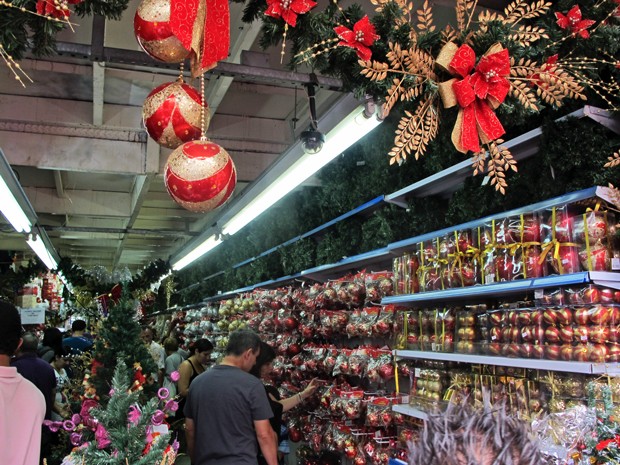 Lojas já apostam nas vendas de enfeites de Natal e algumas já fizeram reposição dos produtos por causa da grande procura (Foto: Mariana Palma/G1)