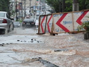 Acidente com duto deixou parte do centro da cidade alagado (Foto: Roberto Ferreira)