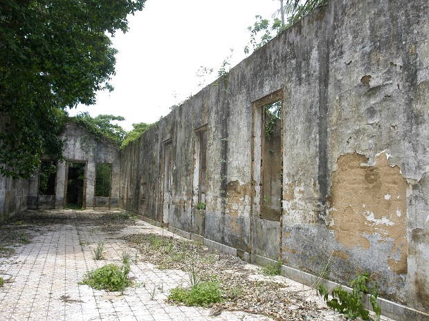 Na entrada da ilha, as ruínas do prédio que foi a sede prisional na época em que Cotijuba foi a ilha presídio do Pará (Foto: Dirceu Maués / O Liberal)