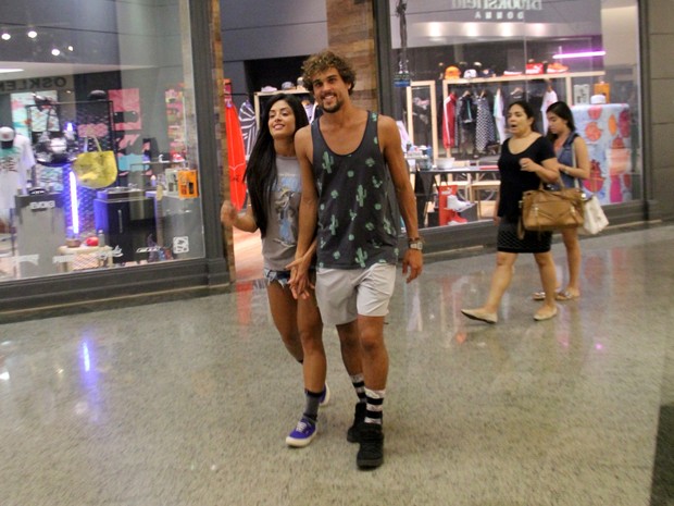 Aline Riscado e Felipe Roque em shopping na Zona Oeste do Rio (Foto: J. Humberto/ Ag. News)