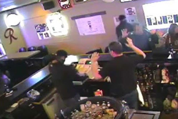 Enquanto criminoso apontava armava, casal curtia momento amoroso (Foto: Reprodução/YouTube/Billings Gazette) Enquanto criminoso apontava armava, casal curtia momento amoroso (Foto: Reprodução/YouTube/Billings Gazette)