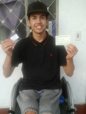 Juíza ordenou que urna fosse levada ao térreo de escola para Luciano poder votar (Foto: Fábio Almeida/RBS TV)