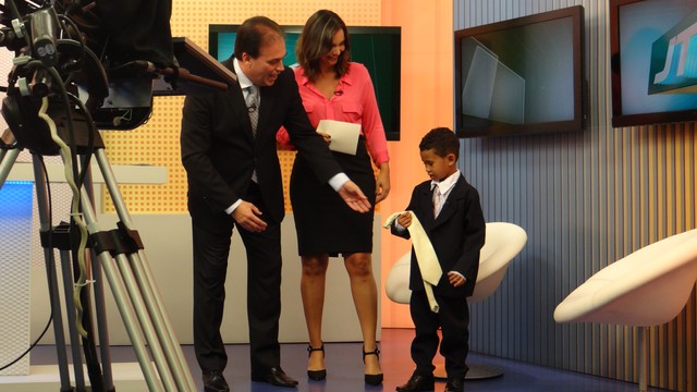 Lucas, o menino que quer ser jornalista, conhece a TV Tribuna (Foto: Fernanda Maciel)