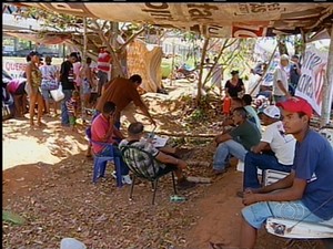 Produtores rurais acampam em frente ao Incra (Foto: Reprodução/TV Anhanguera TO)