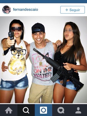 Jovem de Cubato aparece em foto com duas garotas e armas (Foto: Reproduo/Instagram)