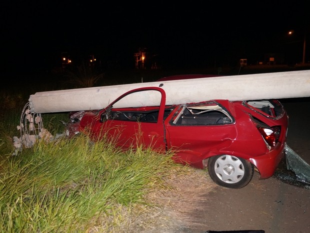 G1 Carro fica destruído após colidir poste no Parque Faber em São