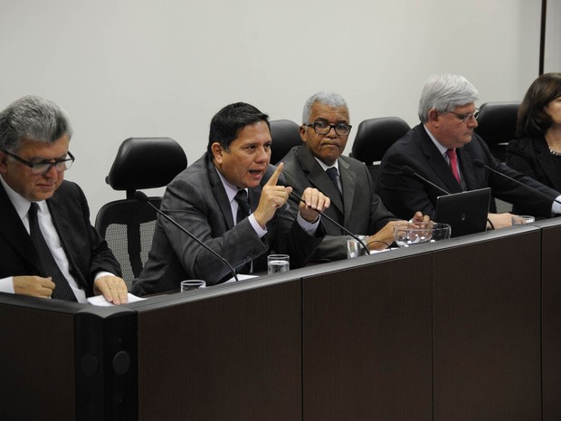 Candidatos ao cargo de procurador-geral da República participam de debate em Brasília. Da esquerda para a direita: Mario Bonsaglia, Carlos Frederico Santos, Valter Lima (mediador), Rodrigo Janot e Raquel Dodge (Foto: Antonio Cruz/Agência Brasil)