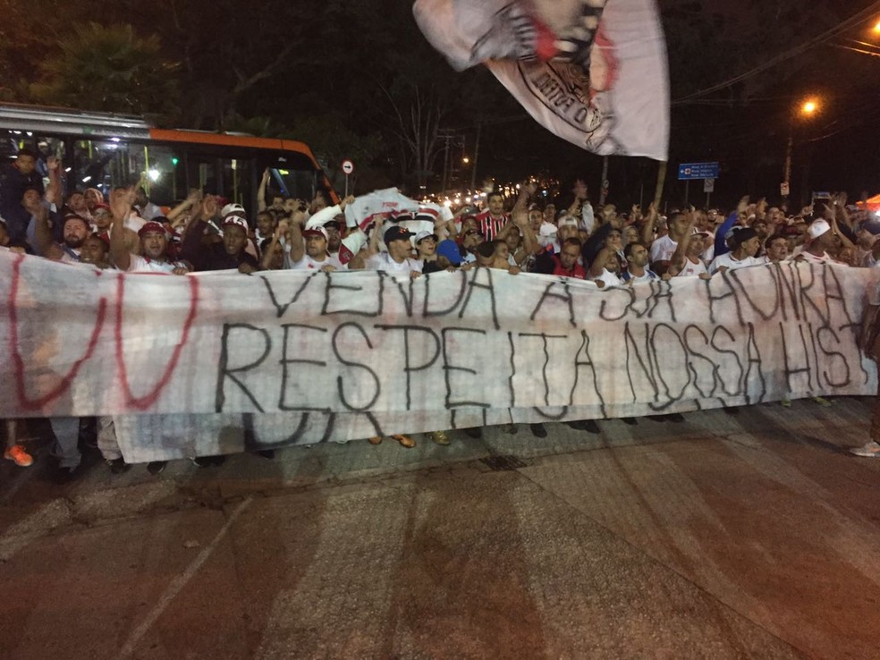 Protesto de torcedores do São Paulo em frente ao Morumbi (Foto: Marcelo Hazan)
