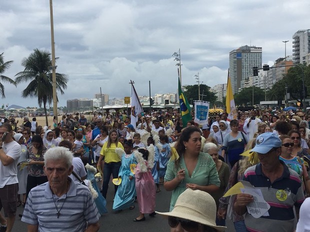 Fiéis acompanharam o Círio de Nazaré na Avenida Atlântica, em Copacabana (Foto: Ricardo Abreu / GloboNews) Fiéis acompanharam o Círio de Nazaré na Avenida Atlântica, em Copacabana (Foto: Ricardo Abreu / GloboNews)