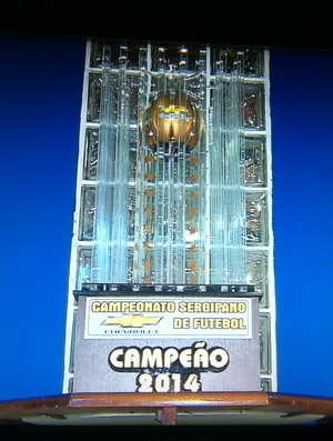 Carivaldo apresenta troféu do Sergipão 2014 (Foto: Reprodução/ TV Sergipe)