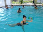 De coque, Mara Maravilha se exercita em piscina
