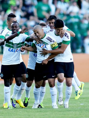 ALex coritiba gol grêmio (Foto: Giuliano Gomes / Agência Estado)