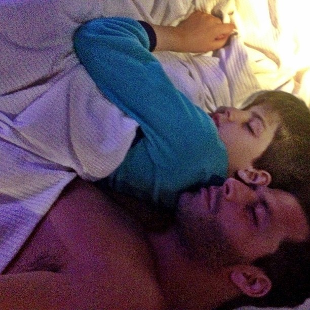 Sem camisa, Henri Castelli curte companhia do filho, Lucas (Foto: Instagram)
