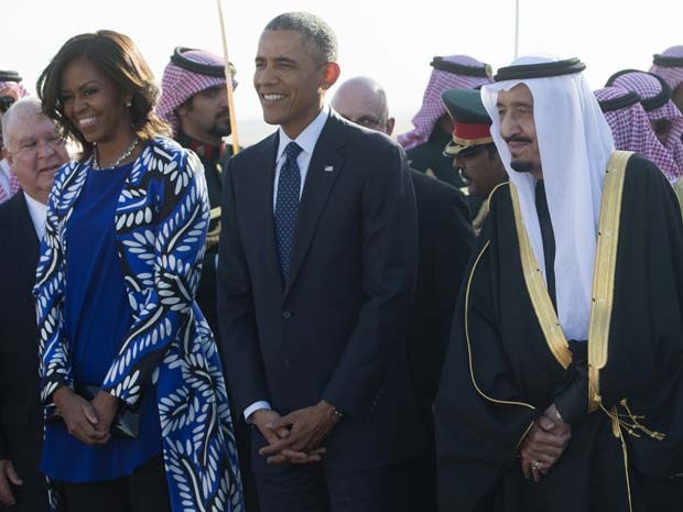 Michelle e Barack Obama são recebidos nesta terça-feira (27) pelo rei Salman no aeroporto internacional de King Khalid, na Arábia Saudita (Foto: AFP PHOTO / SAUL LOEB)
