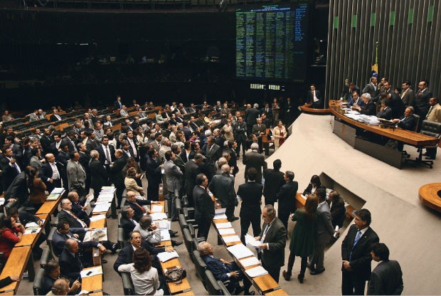 CADÊ ELAS? Sessão plenária na Câmara dos Deputados, em Brasília. No Brasil, apenas 9% das cadeiras são ocupadas por mulheres   (Foto: Pablo Valadares/AE)