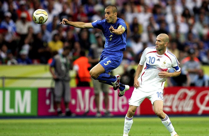 Cannavaro e Zidane com a bola da copa do mundo em 2006 (Foto: Getty Images)
