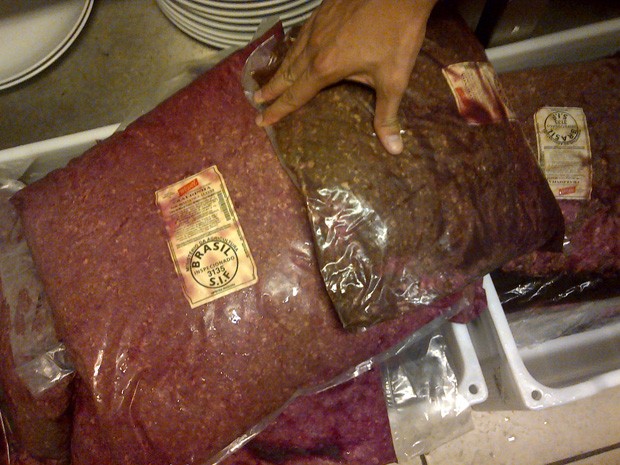 Carne imprópria para consumo, apreendida e descartada pelos fiscais do Procon do Rio. (Foto: Divulgação /Procon RJ)